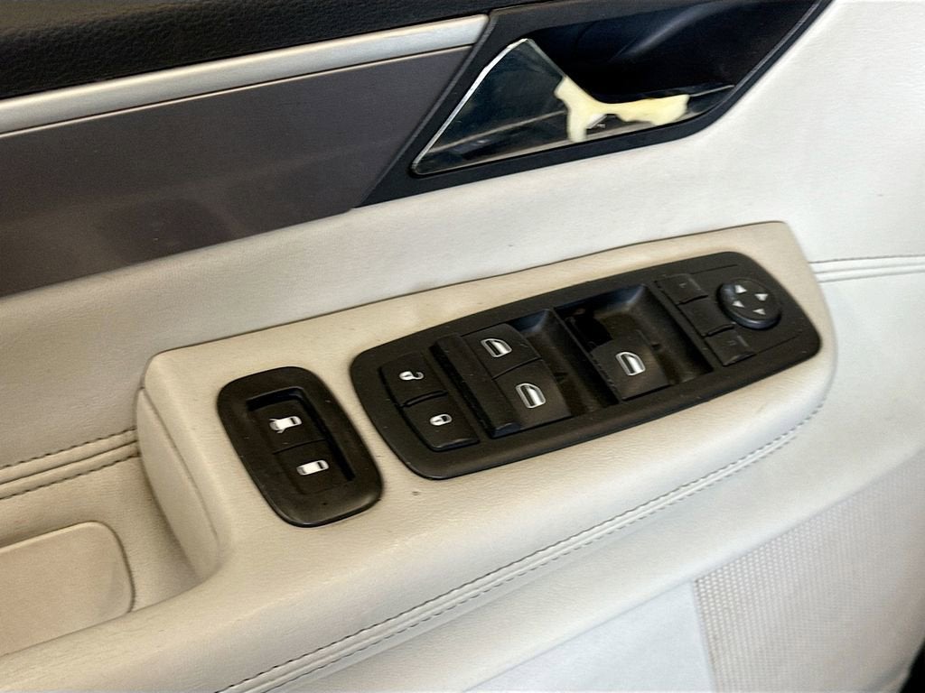 2010 Volkswagen Routan SEL w/Navigation