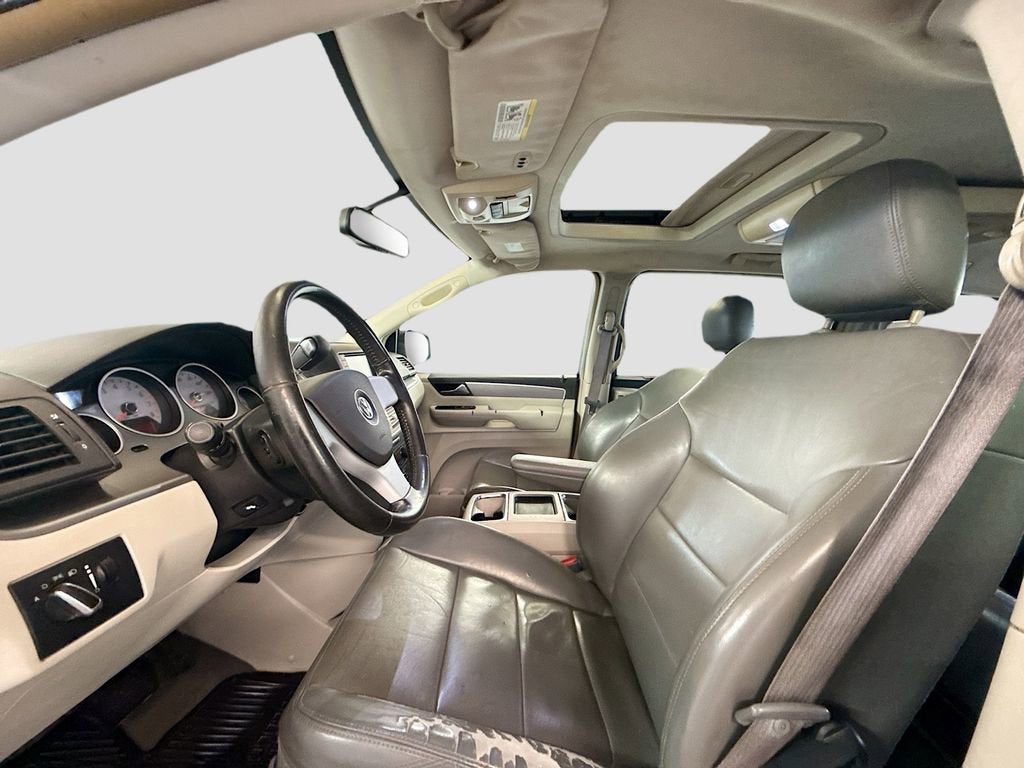 2010 Volkswagen Routan SEL w/Navigation