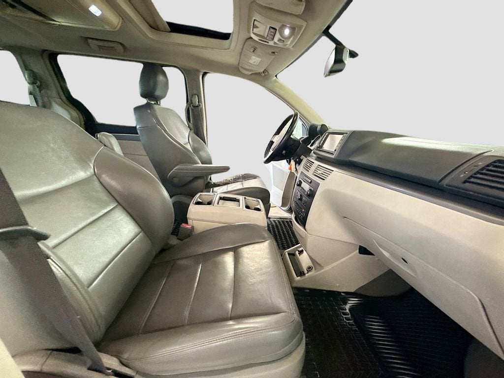 2010 Volkswagen Routan SEL w/Navigation