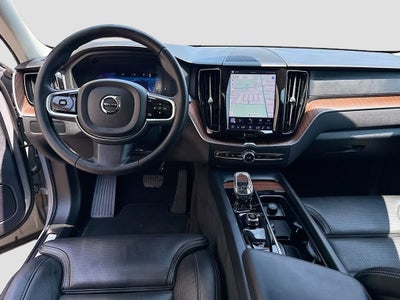 2023 Volvo XC60 Ultimate Bright Theme