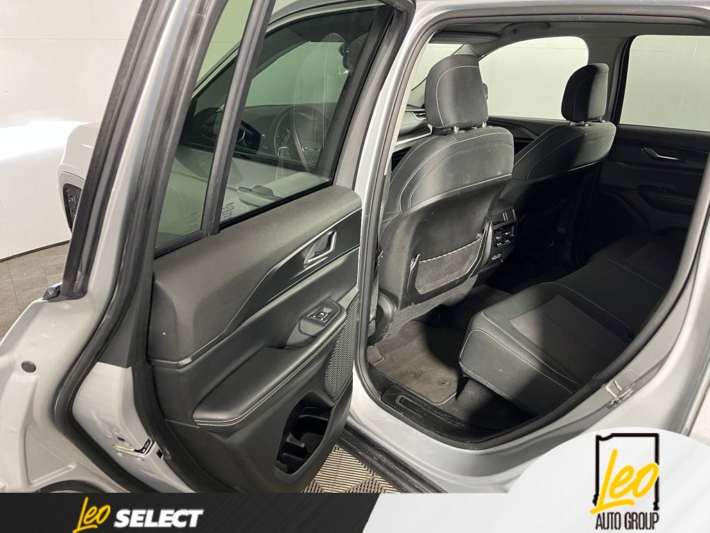 2023 Jeep Grand Cherokee Laredo 4x2