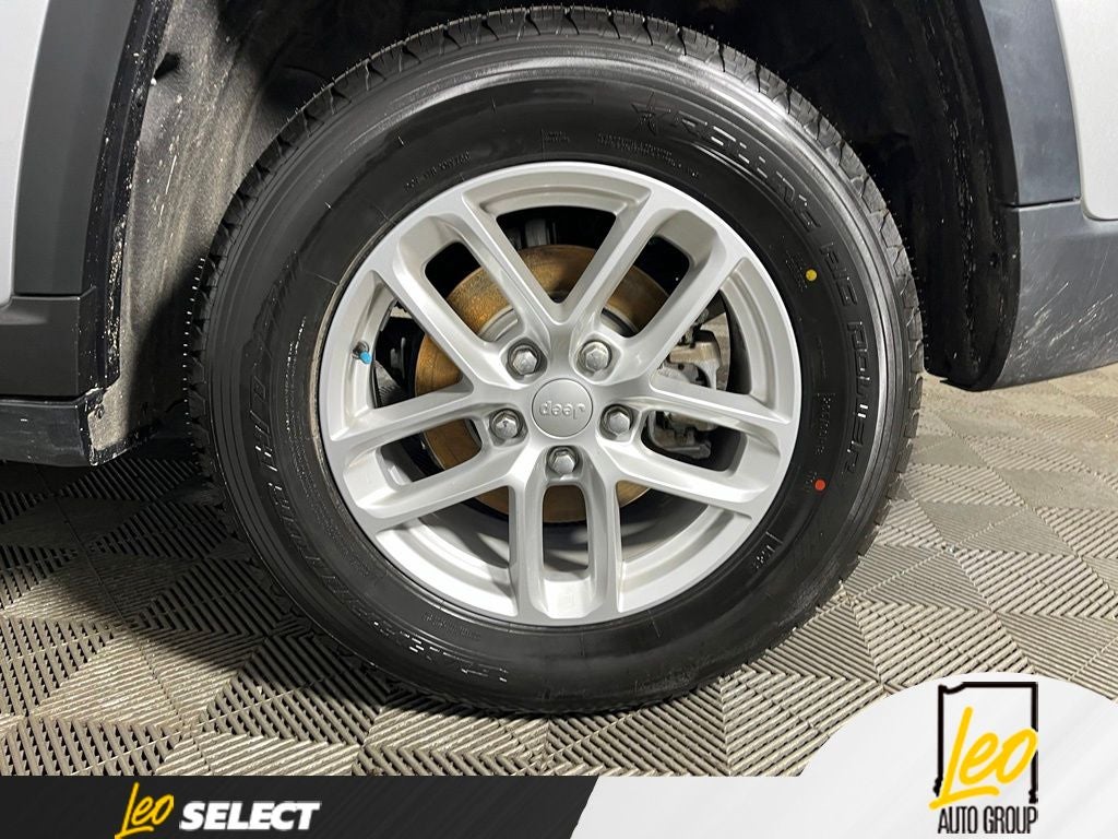 2023 Jeep Grand Cherokee Laredo 4x2