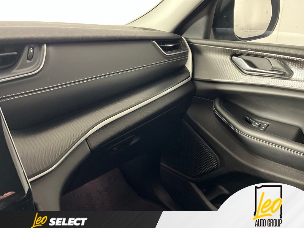2023 Jeep Grand Cherokee L Laredo 4x2