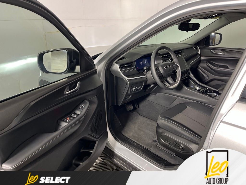 2023 Jeep Grand Cherokee L Laredo 4x2
