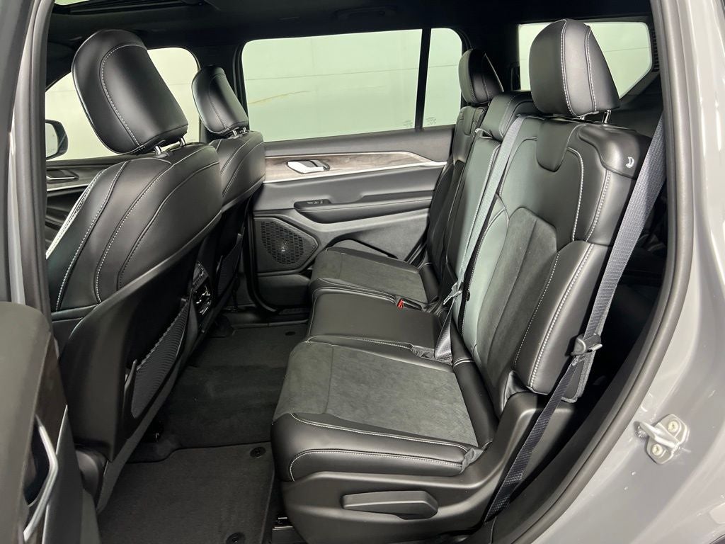 2027 Jeep Grand Cherokee Laredo Altitude