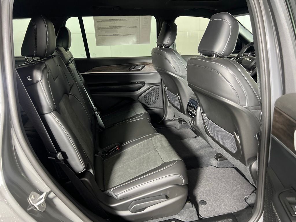 2027 Jeep Grand Cherokee Laredo Altitude