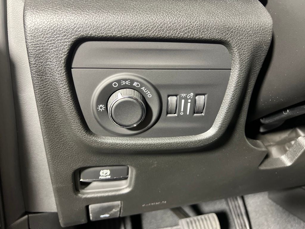 2027 Jeep Grand Cherokee Laredo Altitude