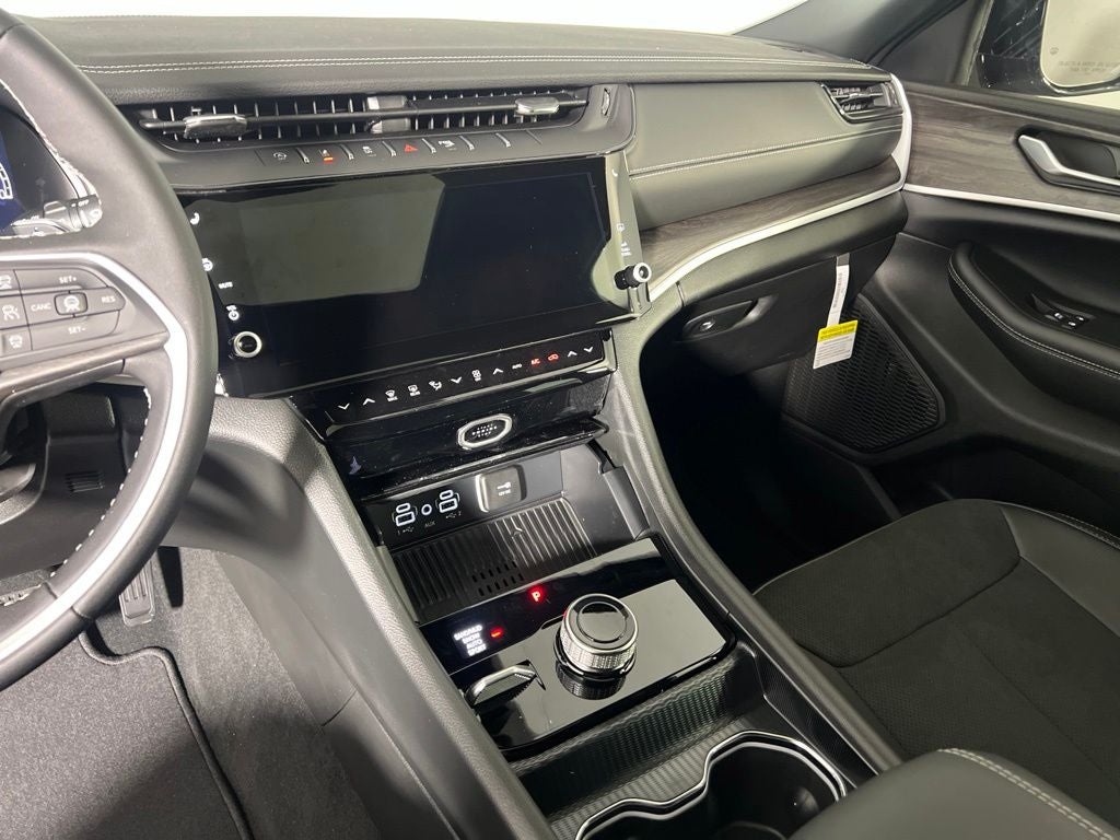 2027 Jeep Grand Cherokee Laredo Altitude
