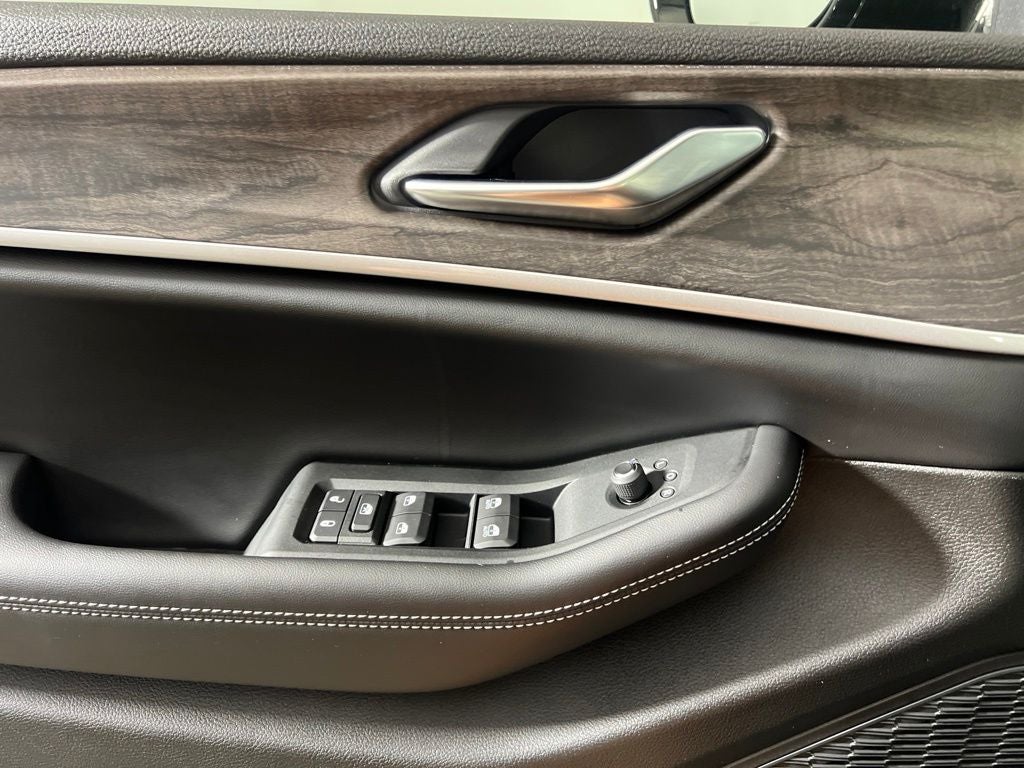2027 Jeep Grand Cherokee Laredo Altitude