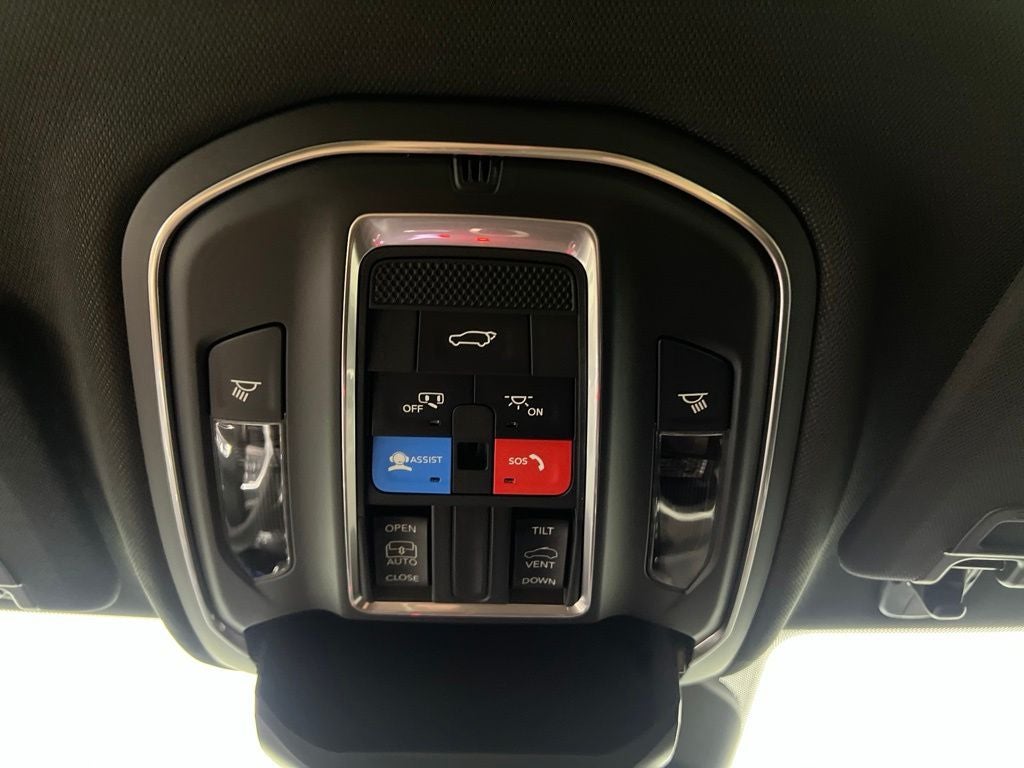 2027 Jeep Grand Cherokee Laredo Altitude