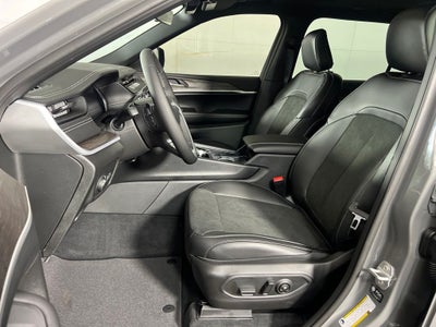 2027 Jeep Grand Cherokee Laredo Altitude