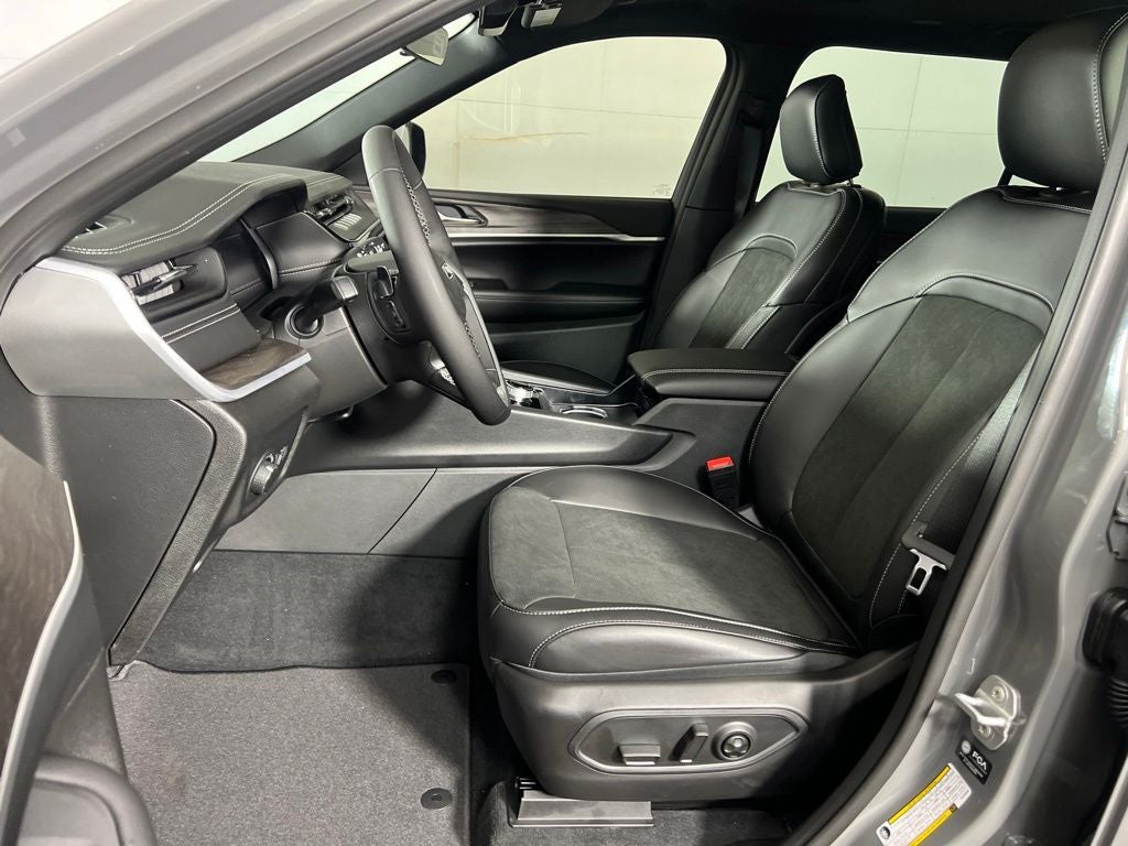2027 Jeep Grand Cherokee Laredo Altitude