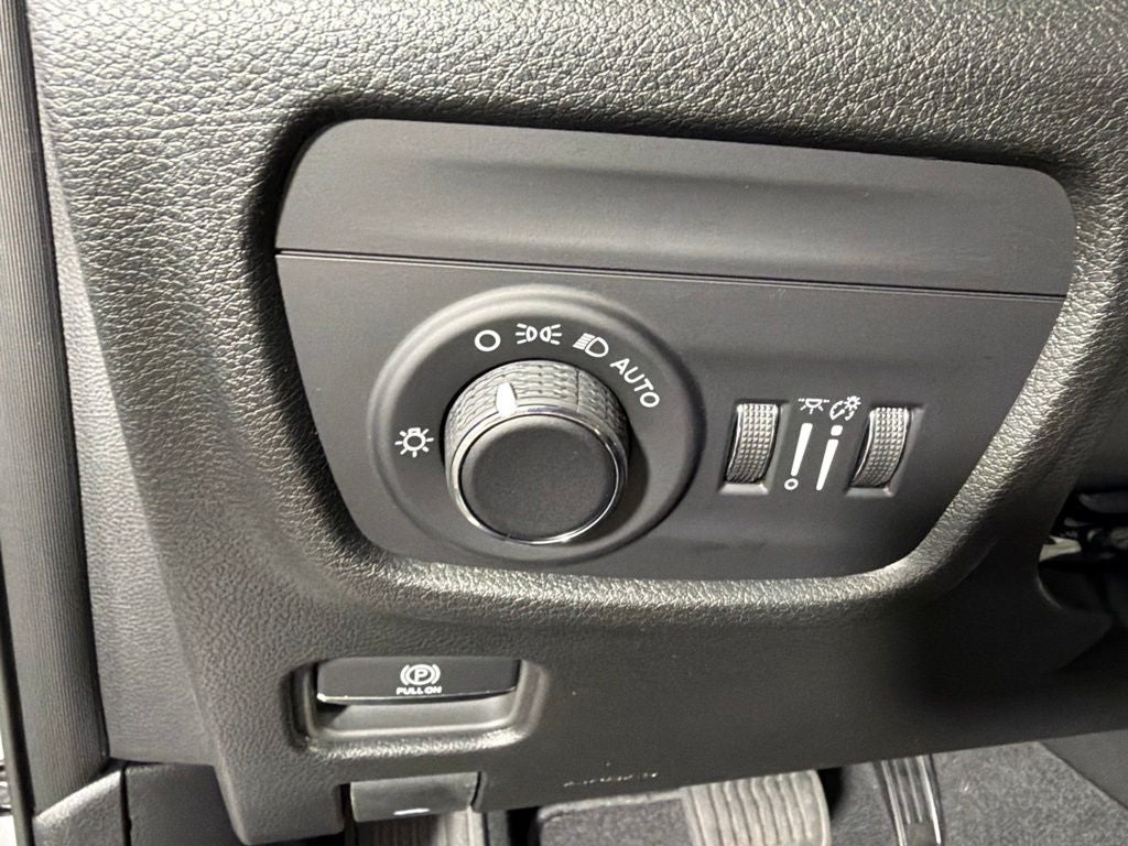 2027 Jeep Grand Cherokee Laredo Altitude