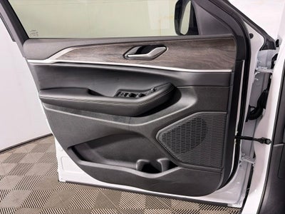 2027 Jeep Grand Cherokee Laredo Altitude