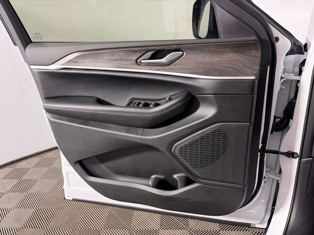 2027 Jeep Grand Cherokee Laredo Altitude