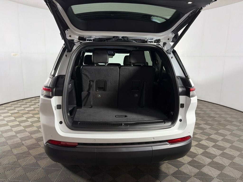 2027 Jeep Grand Cherokee Laredo Altitude