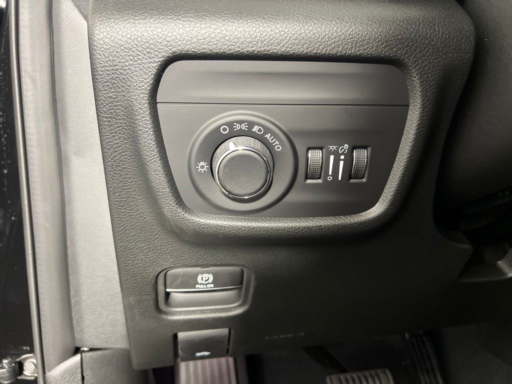 2027 Jeep Grand Cherokee Laredo Altitude