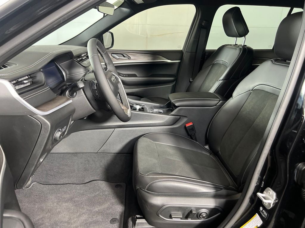 2027 Jeep Grand Cherokee Laredo Altitude